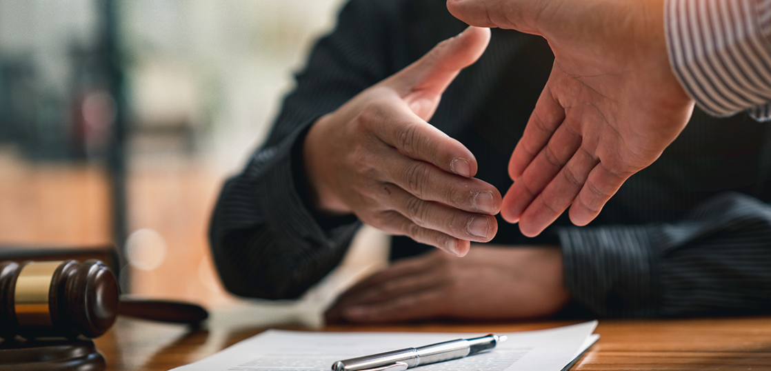 香港会社設立で悩む！秘書役の任命、雇用と委託のメリット・デメリット