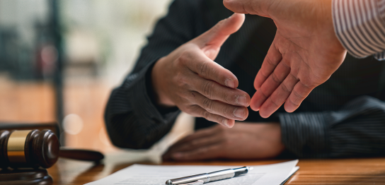 香港会社設立で悩む！秘書役の任命、雇用と委託のメリット・デメリット